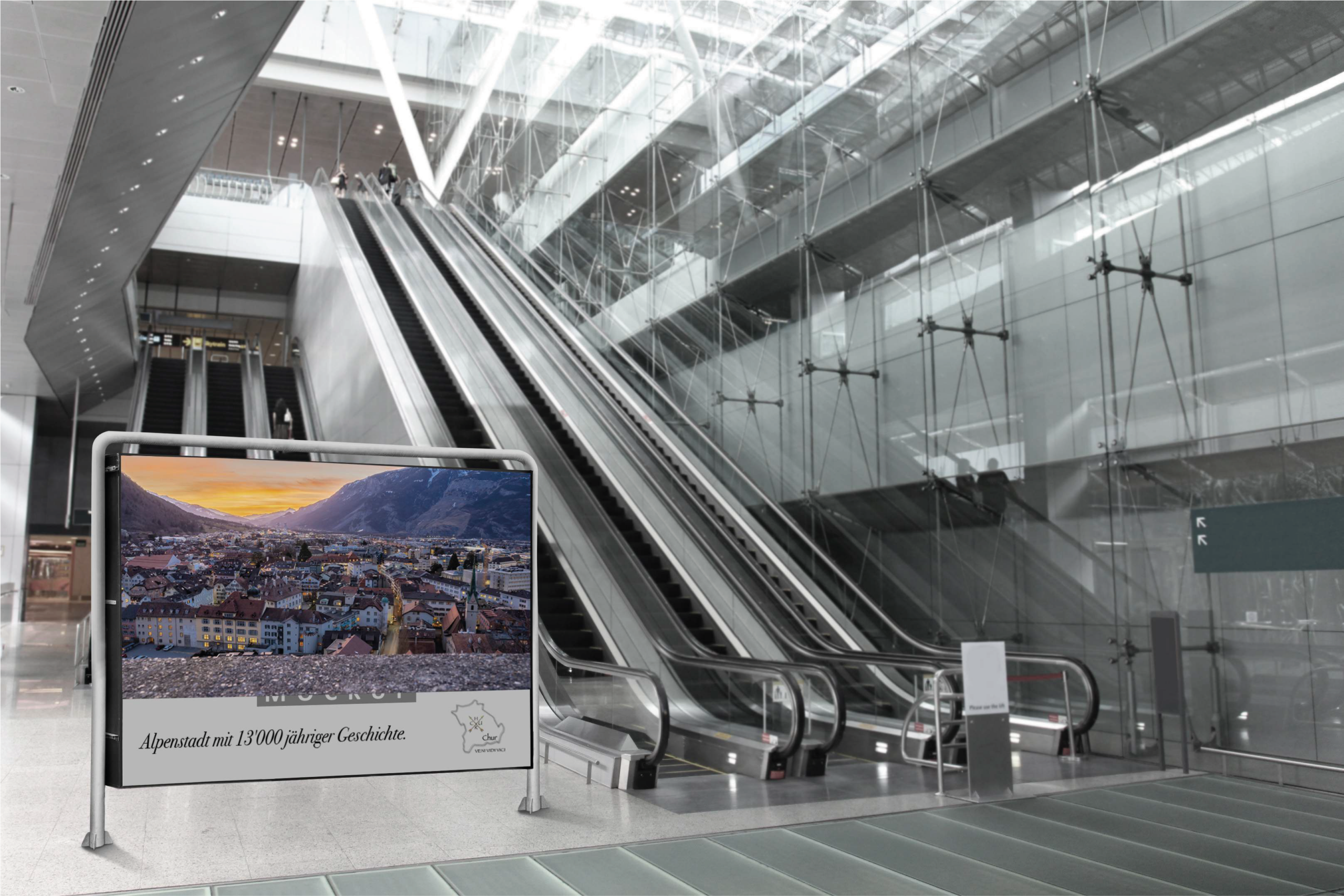 Plakat-Mockup der Chur-Kampagne im Bahnhof – Kampagne im Stadtraum