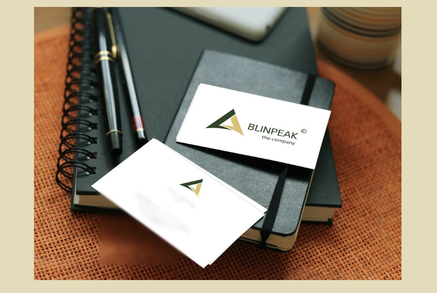 Visitenkarte Blinpeak – weisse Karte, Mockup auf Schreibtisch mit Notizbuch
