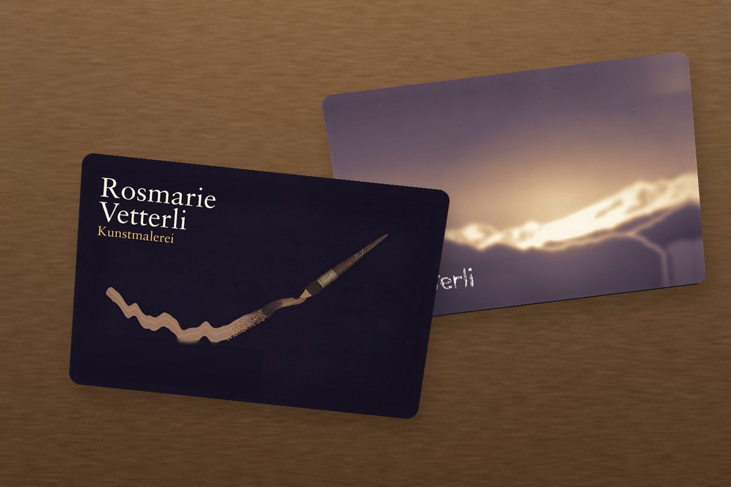 Visitenkarte Rosmarie Vetterli Kunstmalerei – Pinsel-Illustration auf dunklem Grund, Mockup auf Holz