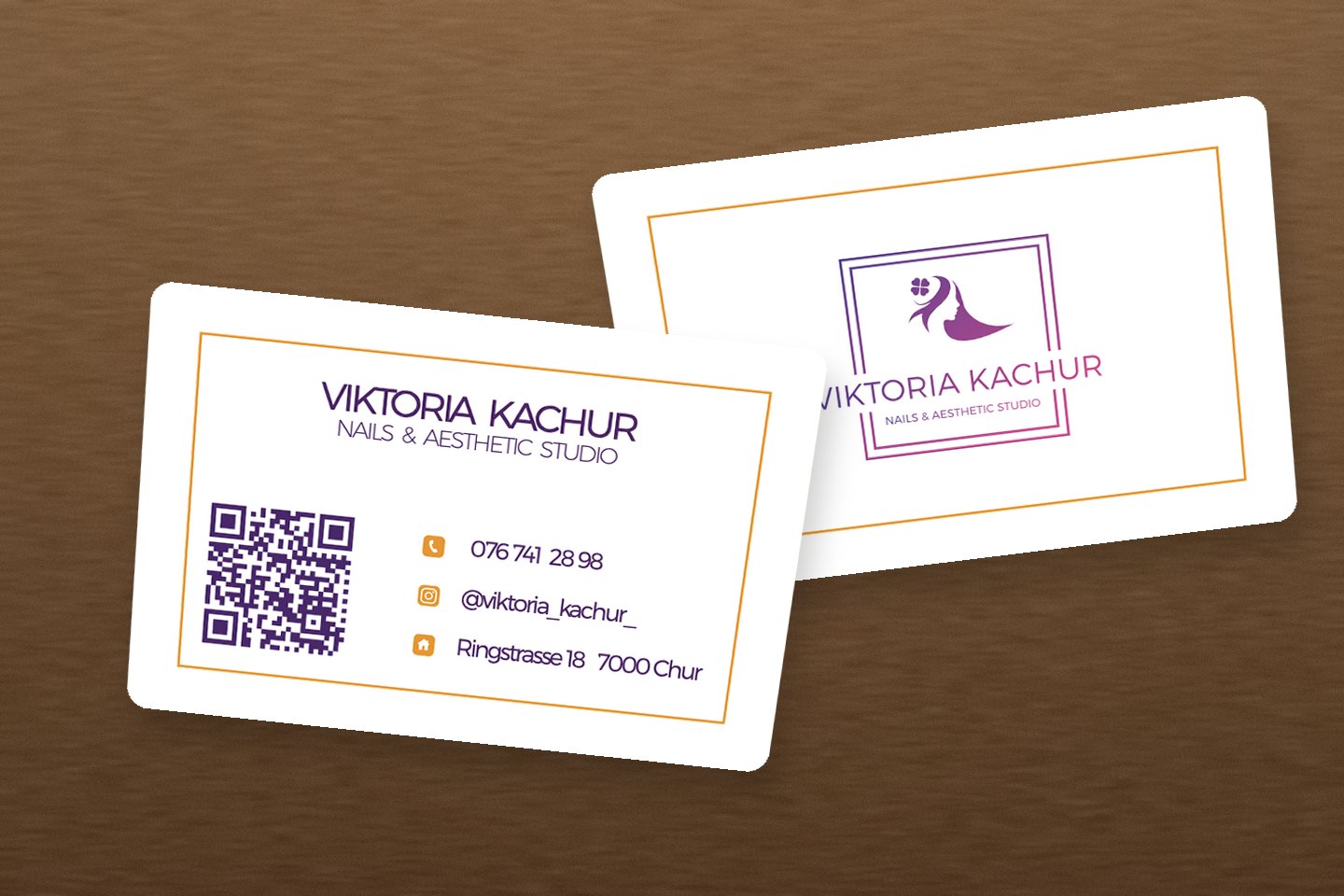 Visitenkarte Viktoria Kachur Nails & Aesthetic Studio – Corporate Design in Violett und Orange, Mockup auf Holz